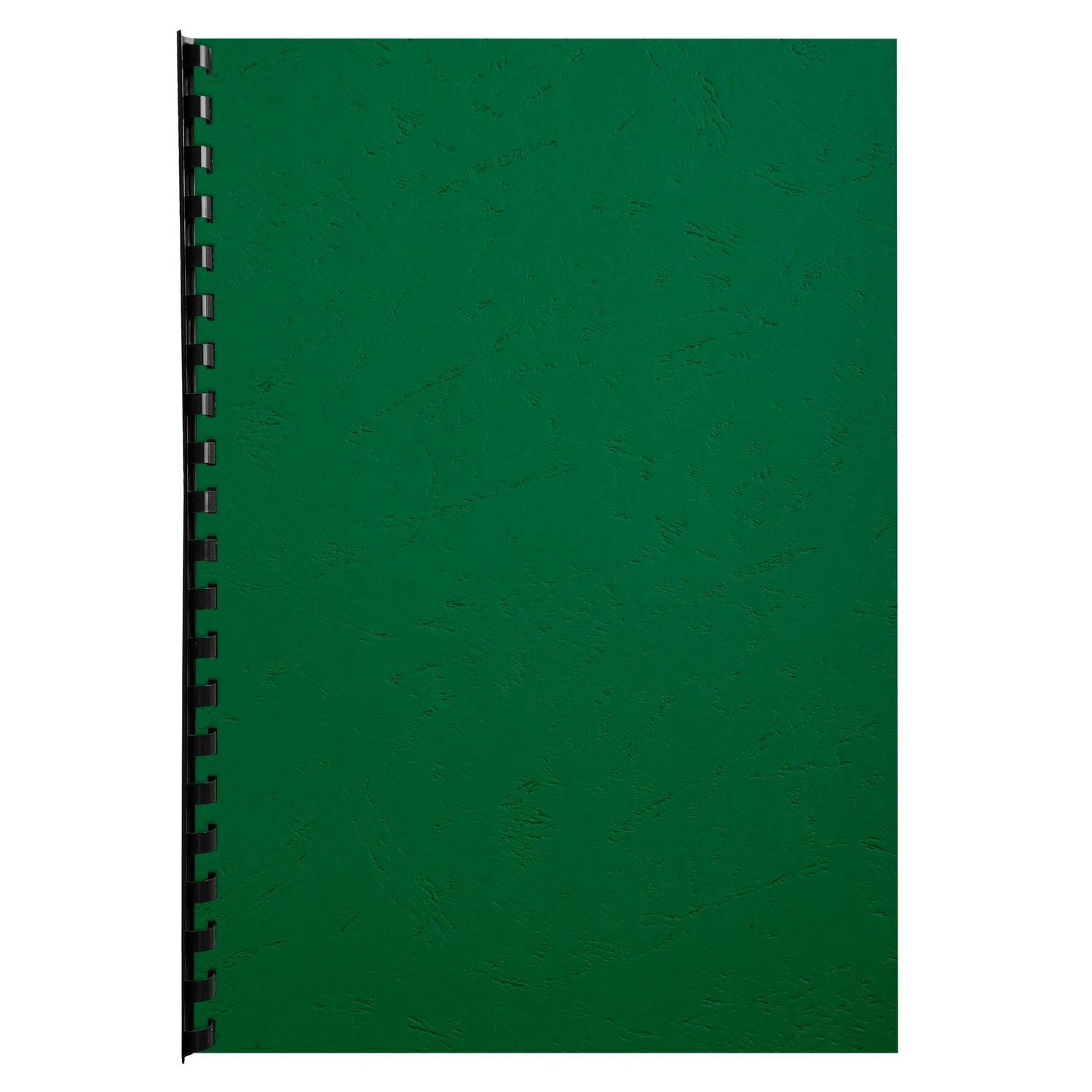 Grünes spiralgebundenes Notizbuch mit schllichtem Einband auf weißem Hintergrund.