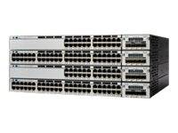 Gestapelter Ethernet-Netzwerk-Switch mit vielen Anschlüssen auf der Vorderseite und Belüftung auf der Seite, dargestellt auf weißem Hintergrund.