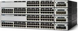 Stapel von vier in Racks eingebauten Netzwerk-Switches mit vielen Ethernet-Anschlüssen und Uplink-Anschlüssen auf der rechten Seite.