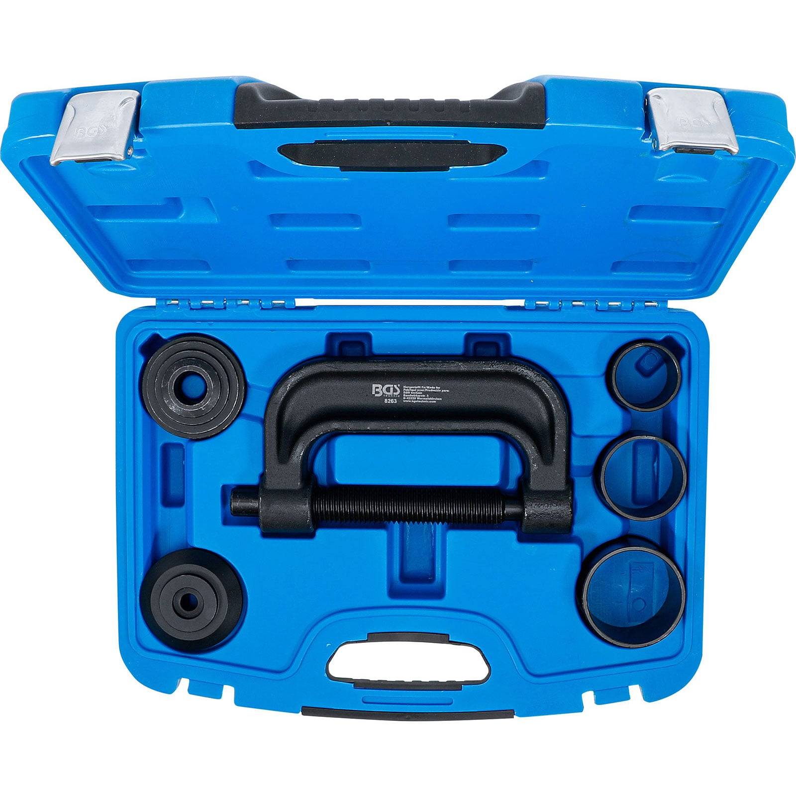 Blaue Werkzeugbox mit verschiedenen schwarzen Werkzeugen im Inneren, darunter eine C-Klemme und Matrizen-Komponenten, ordentlich in einer blauen geformten Transportbox angeordnet.