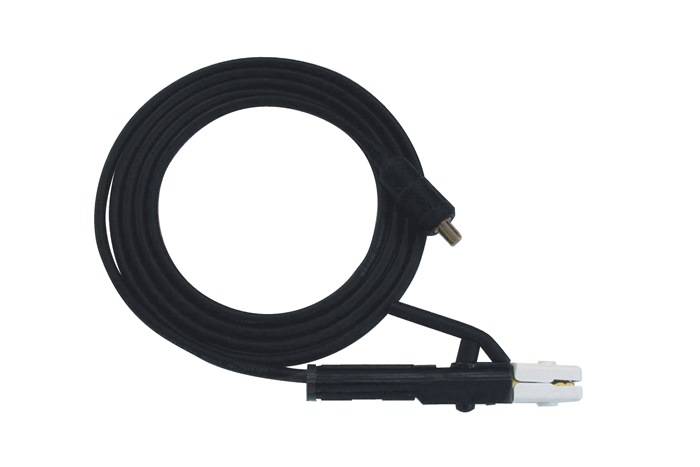 Ein gewickeltes schwarzes Kabel mit Anschlüssen an beiden Enden, das für elektronische oder Audioausrüstung verwendet wird, vor einem einfarbigen Hintergrund.