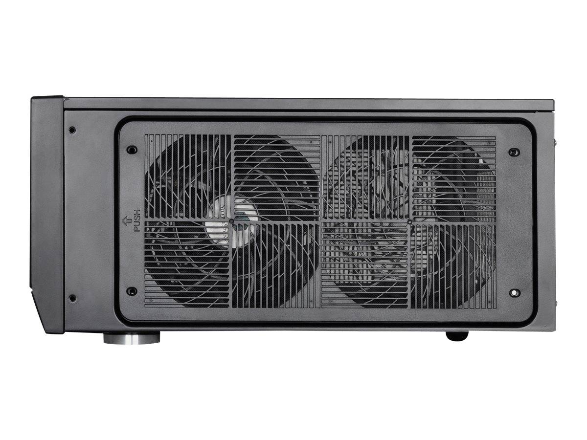 Seitenansicht einer schwarzen Metallelektronikeinheit mit großem frontalem Gitter und Kühlventilator, wahrscheinlich ein Projektor oder AV-Gerät, auf weißem Hintergrund
