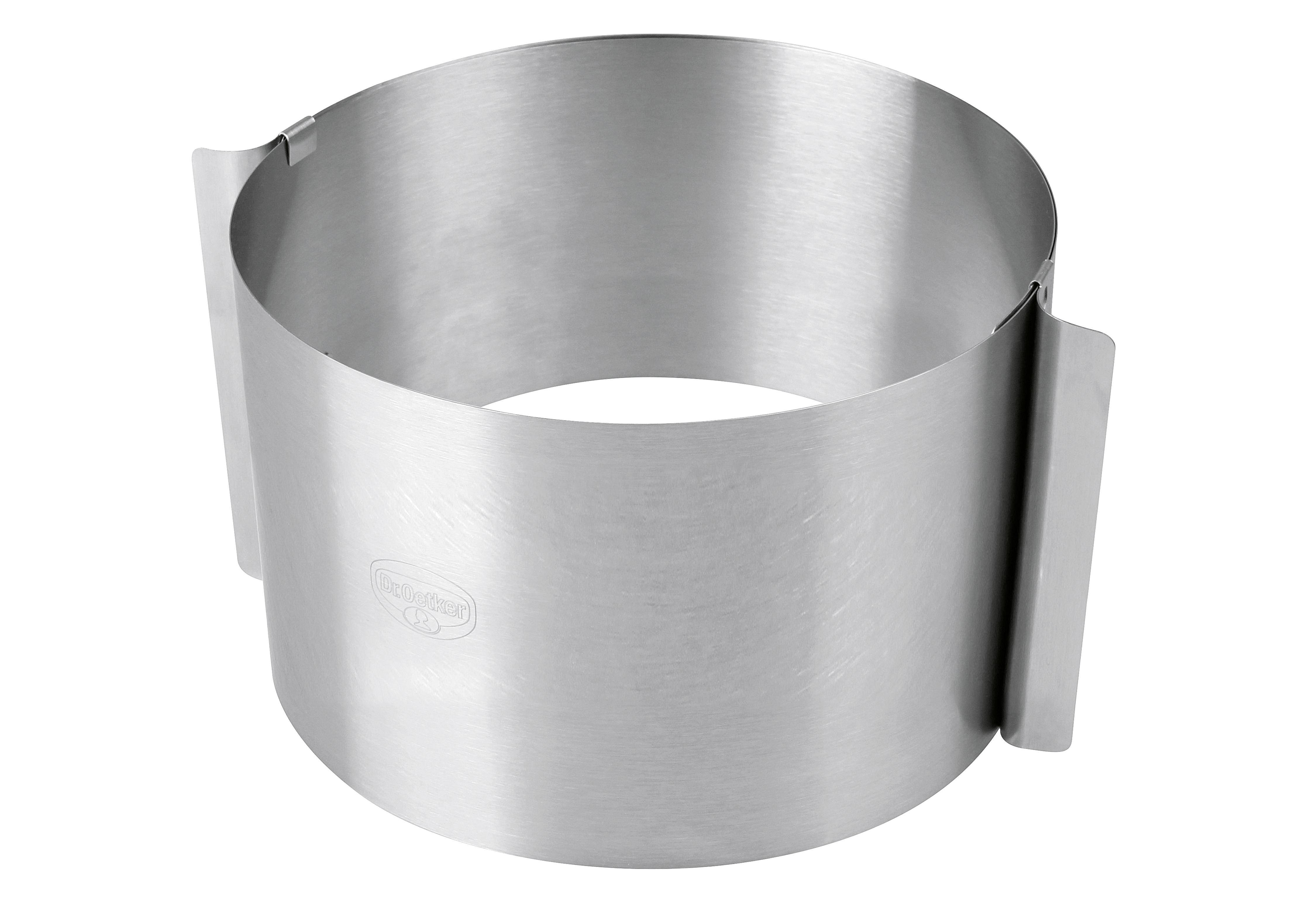 Ein Edelstahlkuchenring mit verstellbarem Durchmesser, verwendet zum Formen und Schichten von Kuchen oder Desserts.