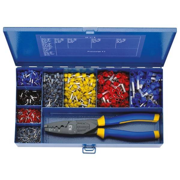 Eine offene blaue Werkzeugkiste, die verschiedenfarbige elektrische Anschlüsse und eine Crimpzange enthält, sauber in Fächern sortiert.