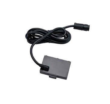 Schwarzes Stromkabel, das an ein kleines rechteckiges elektronisches Modul auf weißem Hintergrund angebracht ist.
