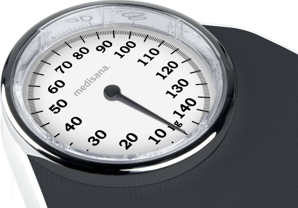 Eine runde analoge Personenwaage zeigt ein Gewicht von ungefähr 16 Kilogramm an.