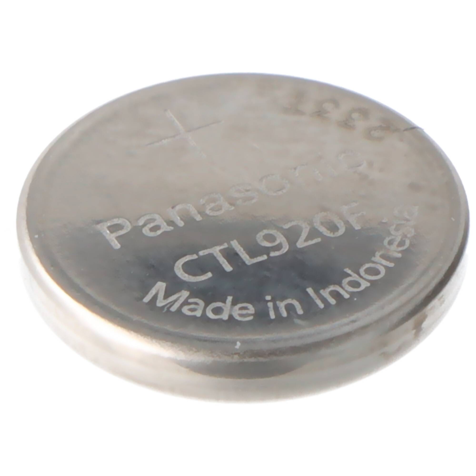 Nahaufnahme einer Panasonic CTL920F Lithium-Knopfzellenbatterie mit der Aufschrift „Made in Indonesia