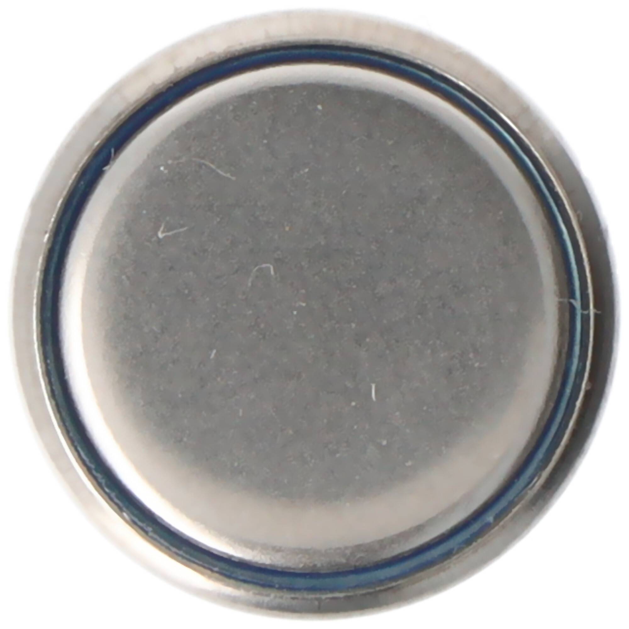 Ein kleiner, runder Metallknopf oder Deckel von oben betrachtet, mit einer grauen Mitte und einem dünnen blauen Rand auf weißem Hintergrund.
