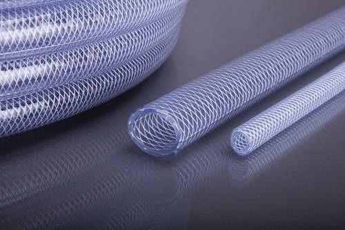 Ein Nahaufnahmebild von durchsichtigen, flexiblen Kunststoffschläuchen mit einem geflochtenen Verstärkungsmuster, aufgenommen vor einer reflektierenden Oberfläche.