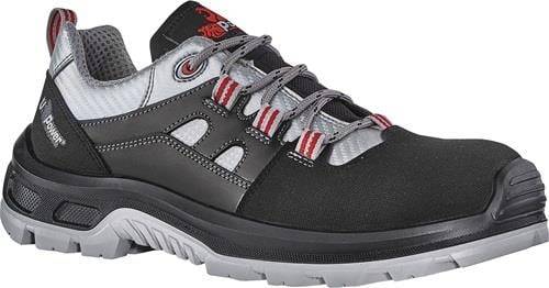 Ein schwarzer und grauer Sportschuh mit roten Akzenten, ausgestattet mit einer dicken weißen Sohle. Das Design ist sportlich und für Outdoor-Aktivitäten geeignet.