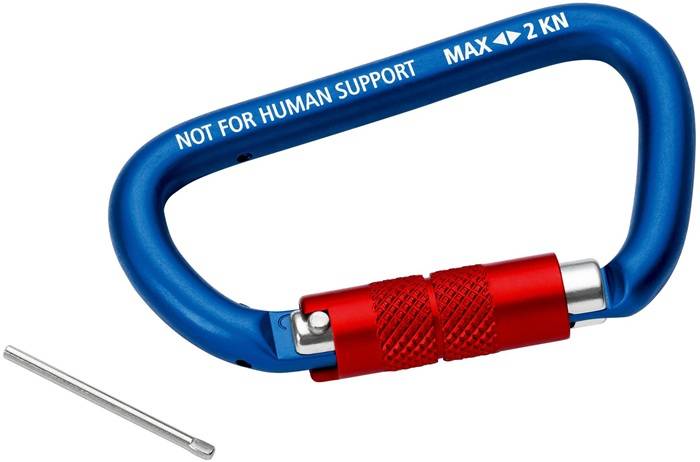 Ein blauer Karabiner mit rotem Verschlussmechanismus und dem Text 