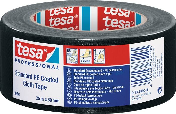Rolle von schwarzem tesa Standard PE beschichtetem Gewebeband auf weißem Hintergrund. Verpackung zeigt Banddetails, Abmessungen und Markenlogo.