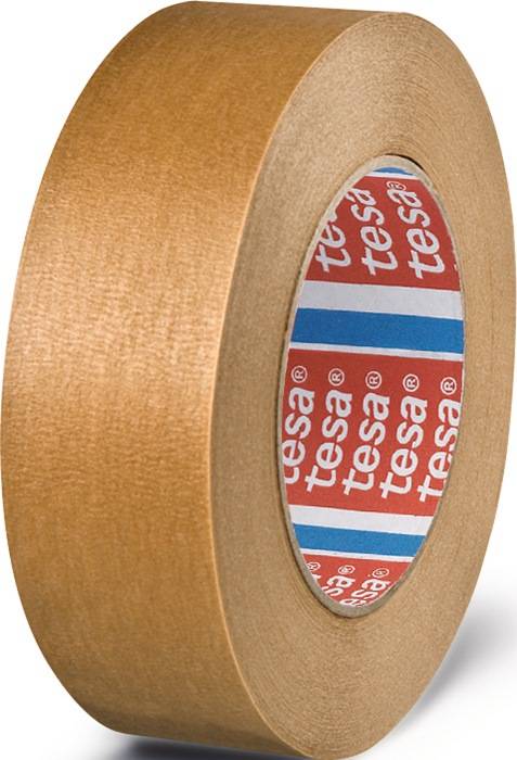 Eine Rolle braunes Klebeband mit der Marke 'tesa', die wiederholt auf dem Innenkern gedruckt ist.