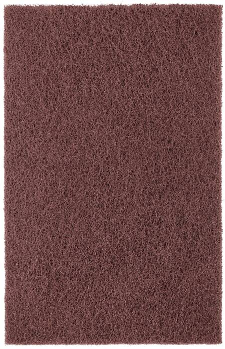 Eine Nahaufnahme eines braunen Scheuerschwamms, der seine strukturierte, faserige Oberfläche zur Geltung bringt.