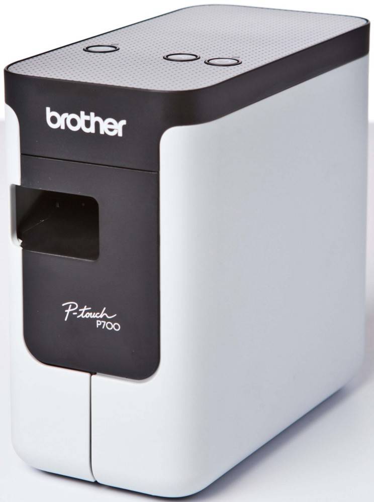 Brother P-touch P700 Beschriftungsgerät mit USB-Anschluss, ausgestattet mit einem kompakten Design und 'Brother'-Branding auf der Oberseite für das Drucken von Etiketten.