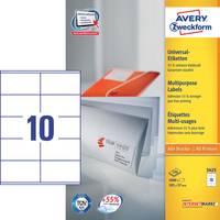 Avery Zweckform Universaletiketten-Paket für Laserdrucker, zeigt ein 10er-Etikett-Blatt, Stapel von Etiketten und Produktbranding auf einem gelben Seitenpanel.