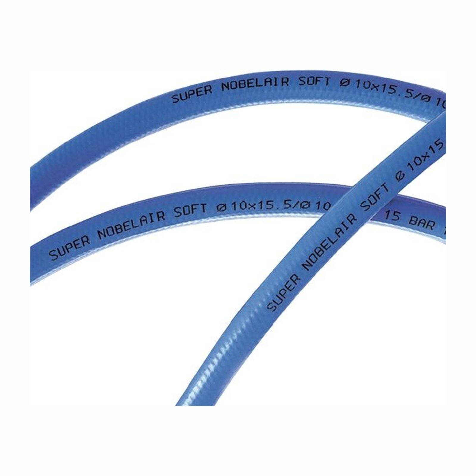 Nahaufnahme von blauen flexiblen Schläuchen mit der Aufschrift „SUPER NOBELAIR SOFT