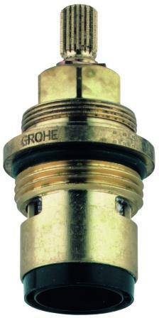 Eine Nahaufnahme einer metallischen Armatur-Kartusche mit dem Markennamen 'Grohe', die Gewinde und Rillen zeigt, die für die Wasserflusssteuerung entscheidend sind.