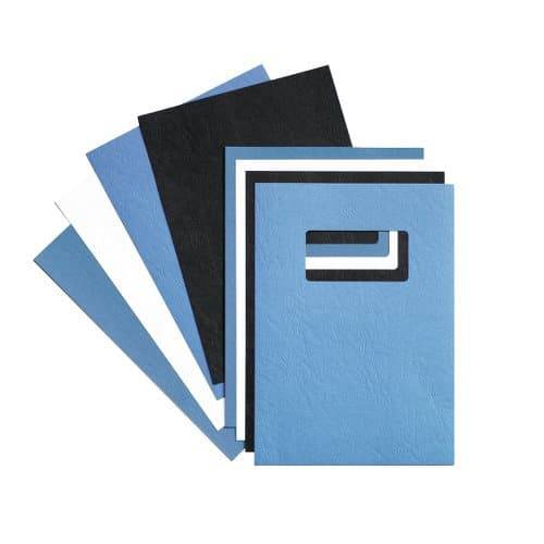 Stapel aus blauen und schwarzen Präsentationsmappen mit ausgestanztem Griff, fächerförmig auf weißem Hintergrund angeordnet.