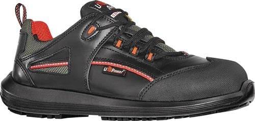 Ein schwarzer Sportschuh mit roter Naht, ausgestattet mit Schnürsenkeln und weicher Sohle. Das Logo ist seitlich sichtbar.