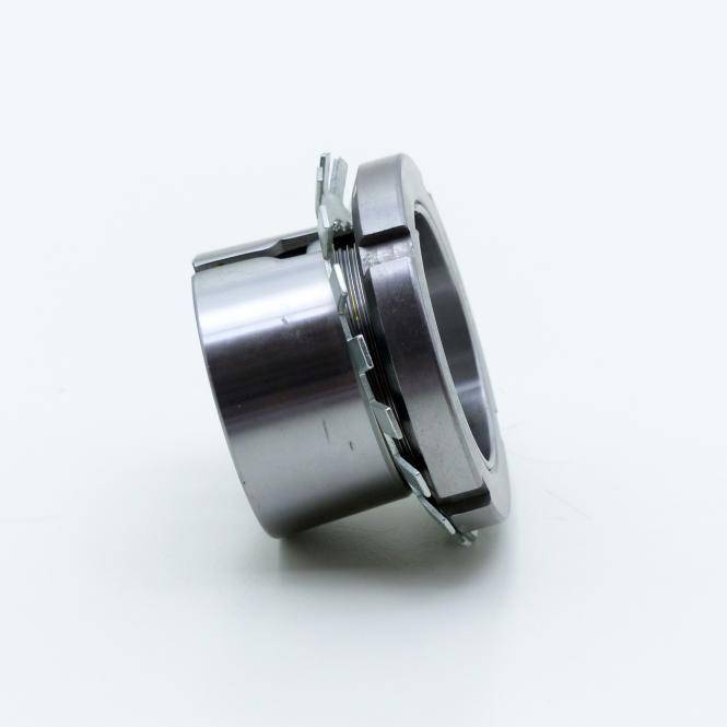 Metallische mechanische Kopplungs- oder Lagerkomponente auf weißem Hintergrund
