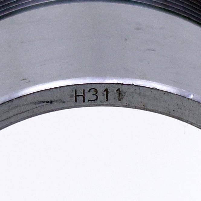 Nahaufnahme eines Metallrings oder Lagers mit der Kennzeichnung „H311