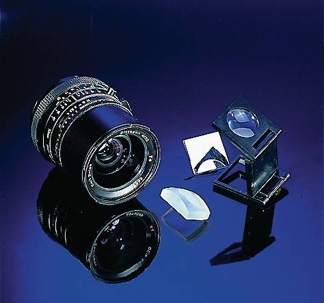 Eine Kameraobjektiv wird auf einer reflektierenden blauen Oberfläche präsentiert, zusammen mit einigen optischen Komponenten, darunter Spiegel und Linsen.