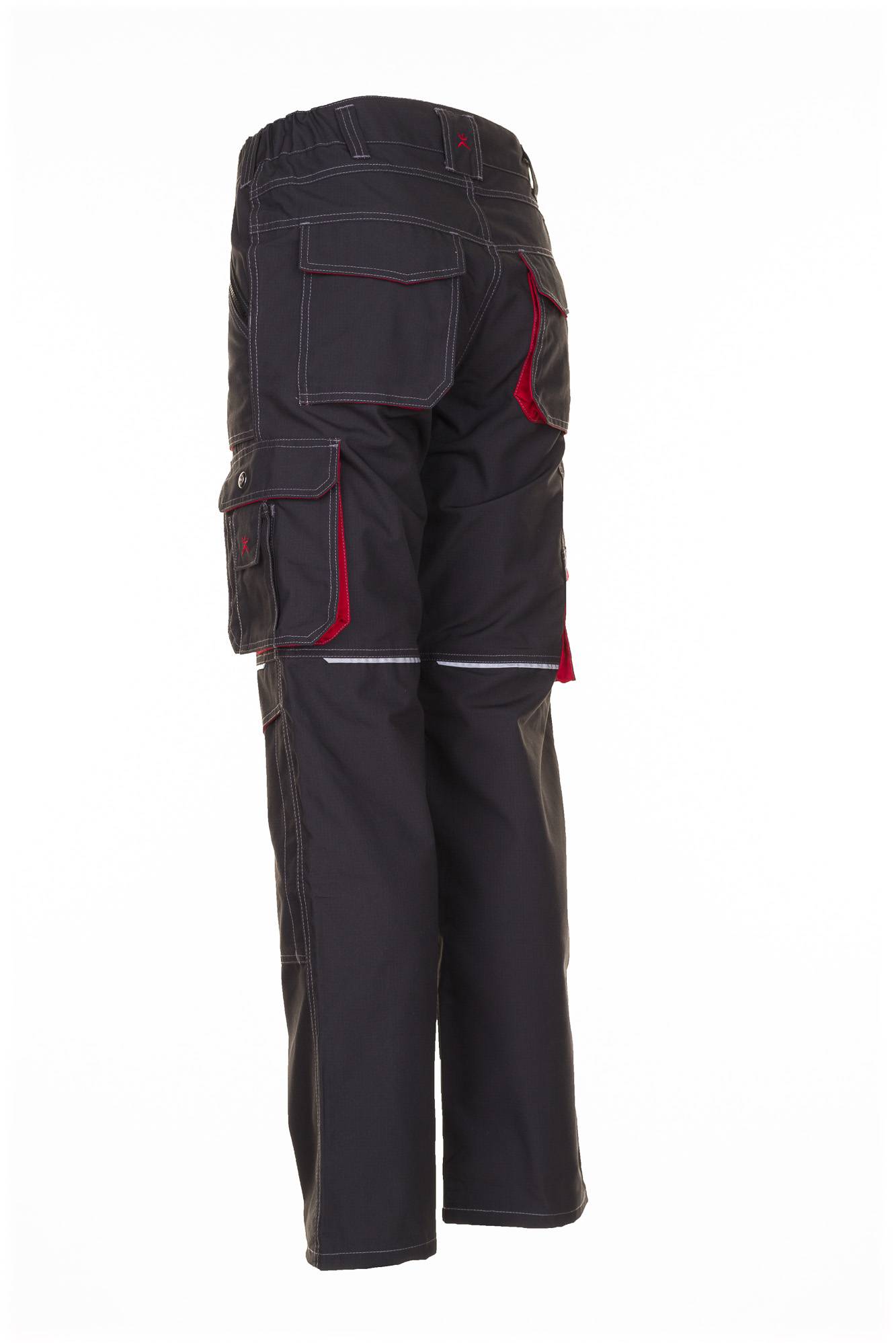 Schwarze Arbeitshosen mit roten Akzenten, Cargotaschen und reflektierendem Saum, von hinten auf weißem Hintergrund gezeigt.
