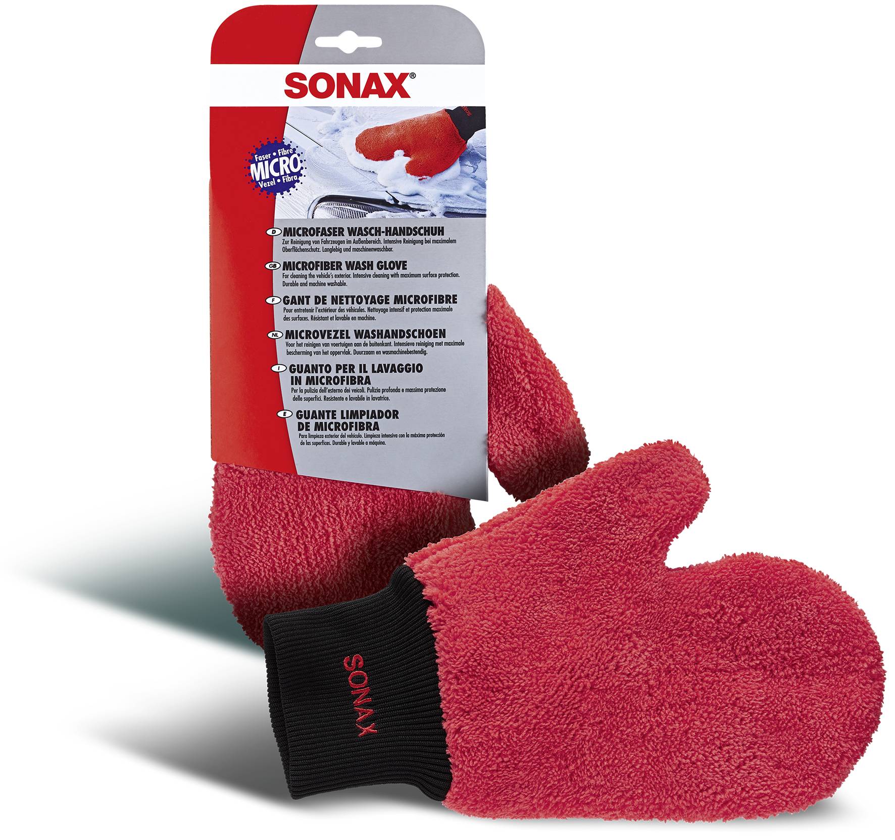 Rote SONAX Mikrofaser-Waschhandschuh mit schwarzem Bündchen in der Produktverpackung vor dunklem Hintergrund gezeigt.