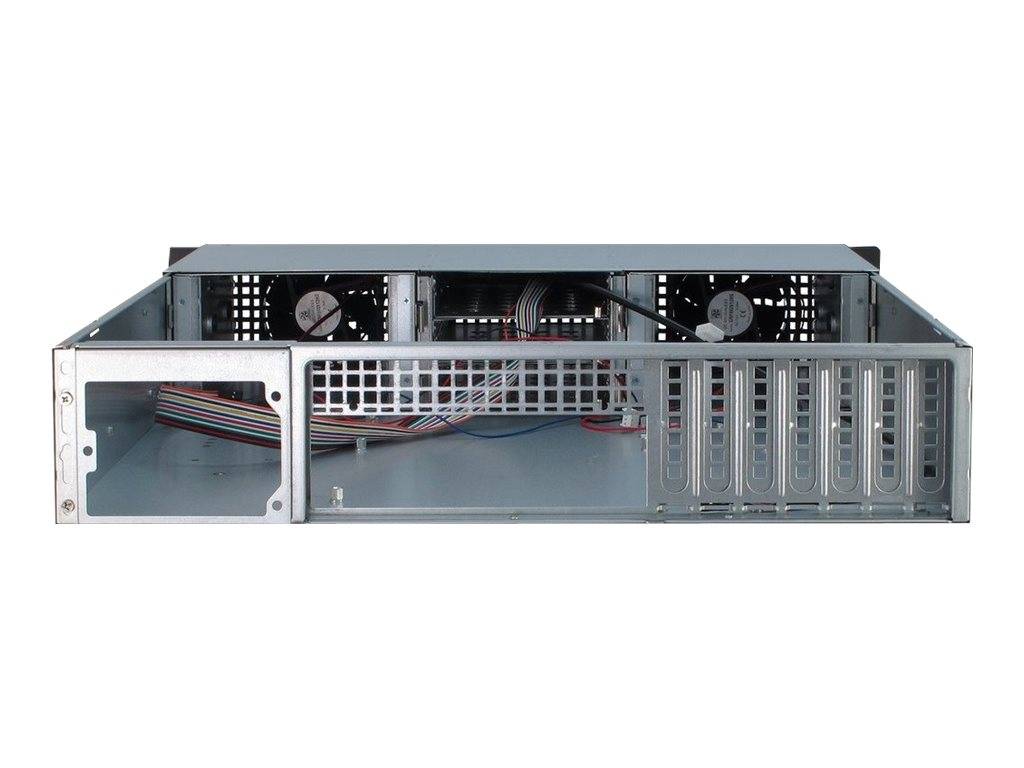 Vorderansicht eines leeren Metallcomputer-Server-Gehäuses mit Kühlventilatoren, Laufwerkschächten und freiliegender innerer Verkabelung.