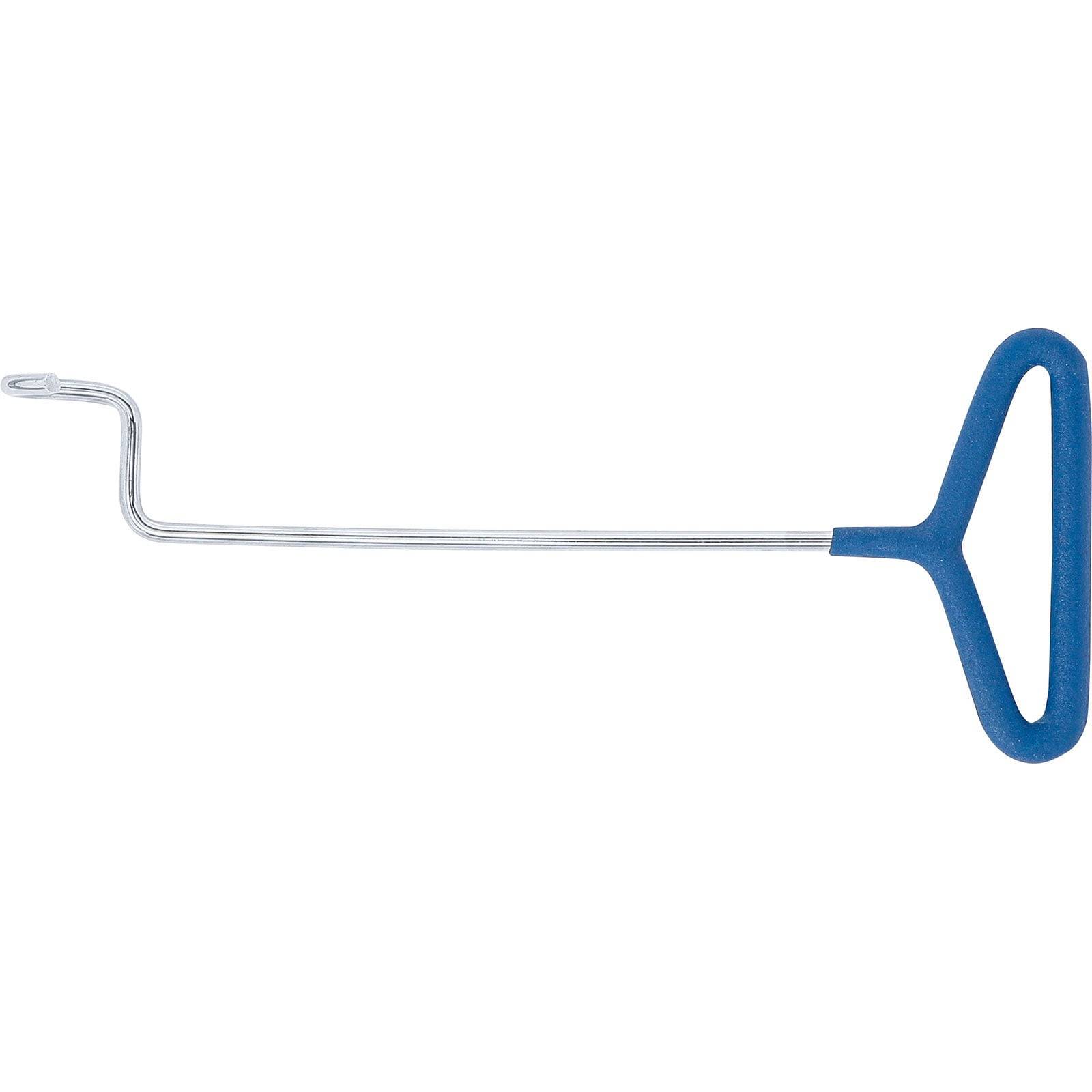 Ein T-förmiger, metallener Haken mit einem blauen Kunststoffgriff, der zum Ziehen oder Greifen von Gegenständen verwendet wird.