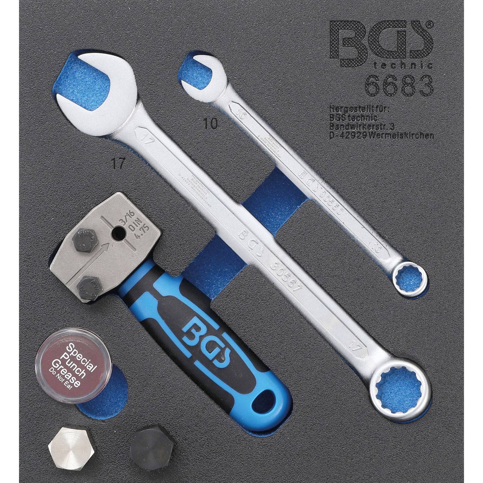 Ein Schraubenschlüsselsatz von 'BGS Technic', bestehend aus zwei Schraubschlüsseln und einem speziellen Schlagdorn, präsentiert auf einer texturierten grauen Oberfläche mit blauen Akzenten.