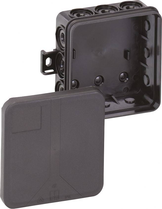 Eine schwarze, quadratische elektrische Verteilerdose mit offener Vorderabdeckung, die mehrere Eintrittspunkte für Kabel an ihren Seiten zeigt.