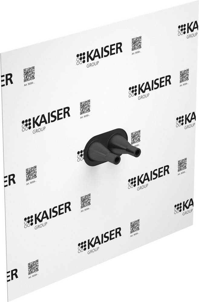 KAISER GROUP' markierte Tafel mit zwei hervorstehenden schwarzen Düsen, umgeben von Logos und QR-Codes, verwendet für Bau- oder Installationszwecke.