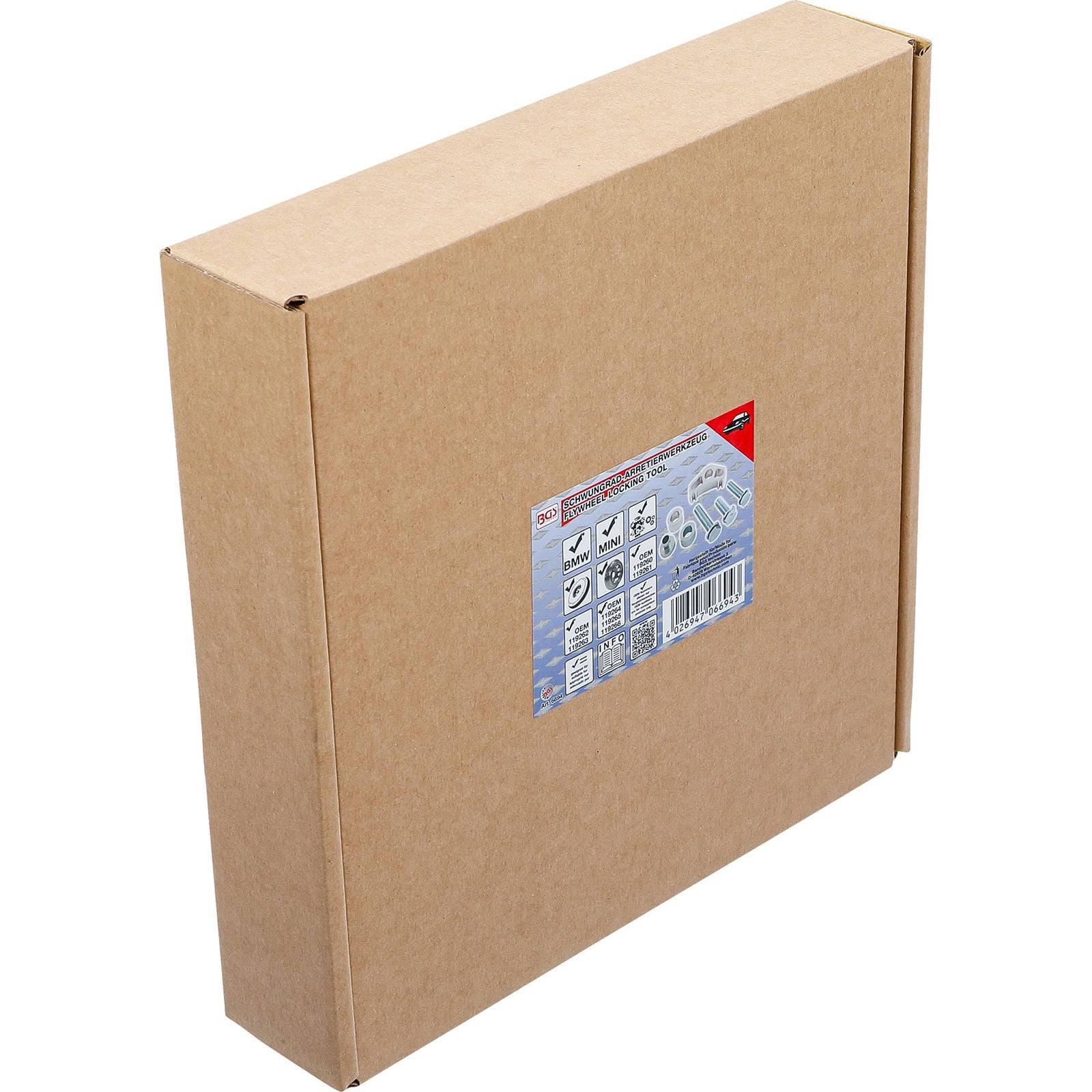 Eine braune Kartonschachtel mit einem roten und grauen Etikett, das eine Reihe von Symbolen und einen Strichcode zeigt, die wahrscheinlich Versand- oder Behandlungsanweisungen andeuten.