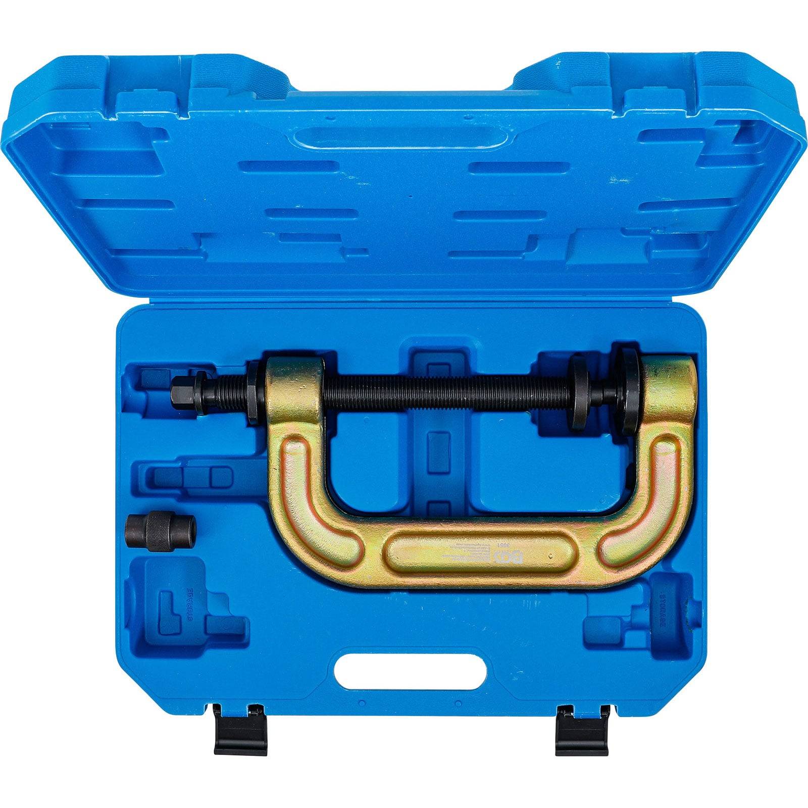 Eine blaue Plastikbox, die eine Metallschraubzwinge und Zubehör zur Wartung von Fahrzeug-Fahrwerkskomponenten enthält.