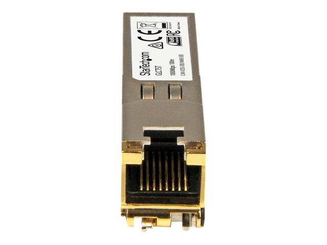 Nahaufnahme eines kleinen Metall-Ethernet-Netzwerk-Steckermoduls mit vergoldeten Kontakten und einer Beschriftung oben, vor weißem Hintergrund gezeigt.