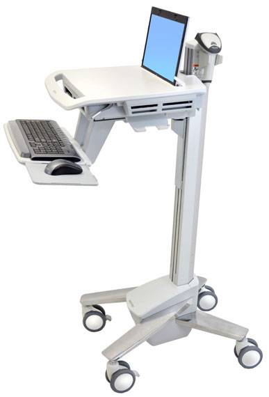 Mobiler medizinischer Computerarbeitsplatz auf Rädern mit verstellbarem Tablett, Tastatur und tablet-ähnlichem Bildschirm.