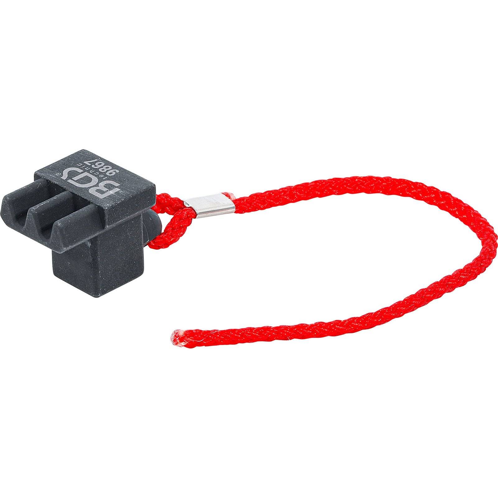 Eine rote Sicherheitsschloss-Sperre mit einem schwarzen Kunststoffgehäuse und einem roten geflochtenen Kabel, das zur Sicherung von Gegenständen geschlungen ist, üblicherweise für Fahrräder oder Roller verwendet.