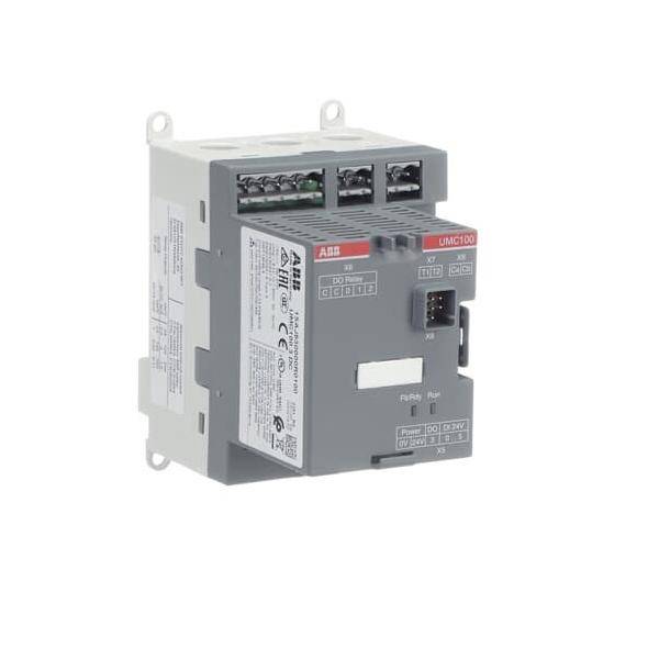 Graues ABB-Industriesteuermodul mit Anschlussblöcken und Statusanzeigen, dargestellt auf weißem Hintergrund.