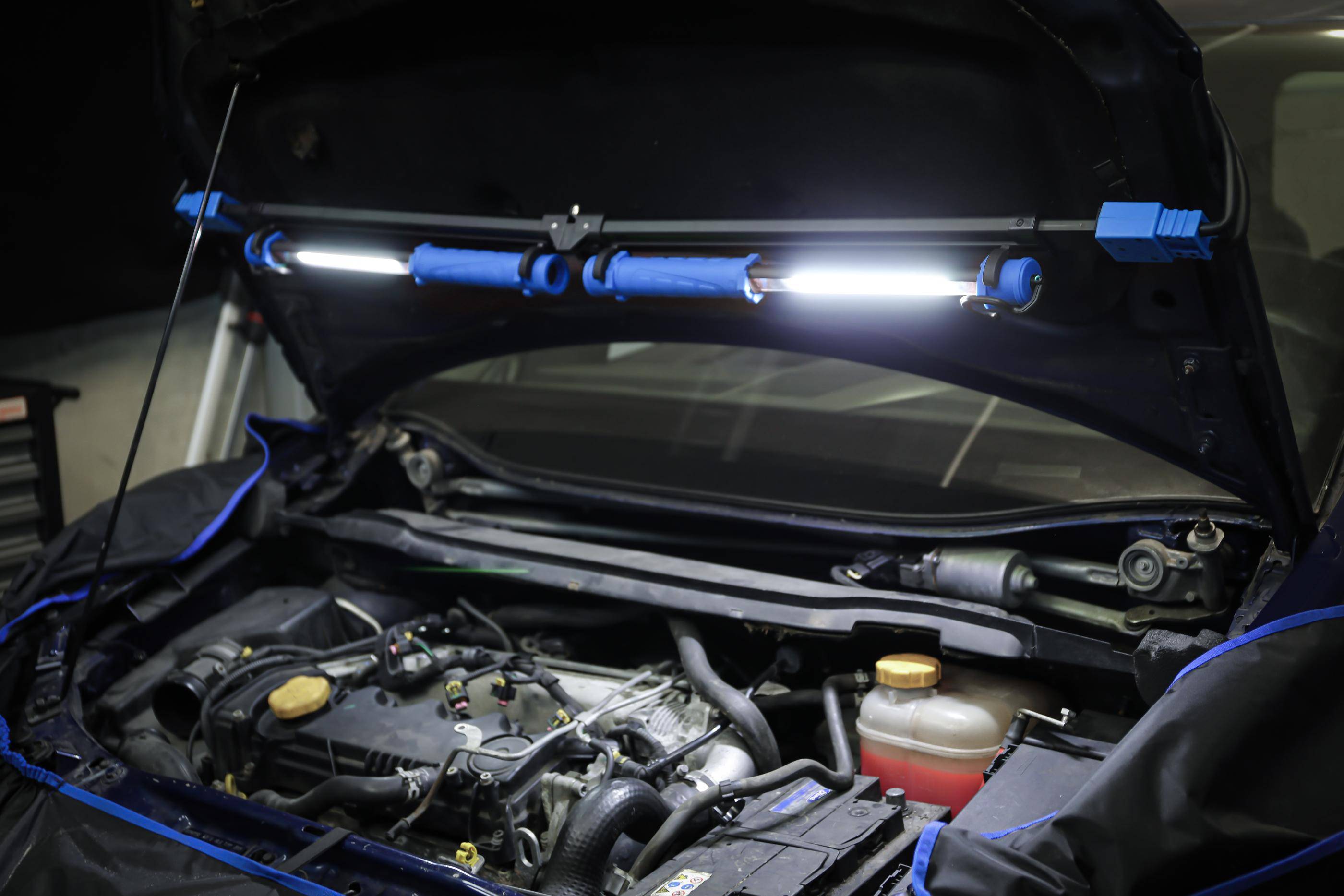 BGS technic COB-LED-Motorhauben-Leuchte mit Akku & Expanderhalterung
