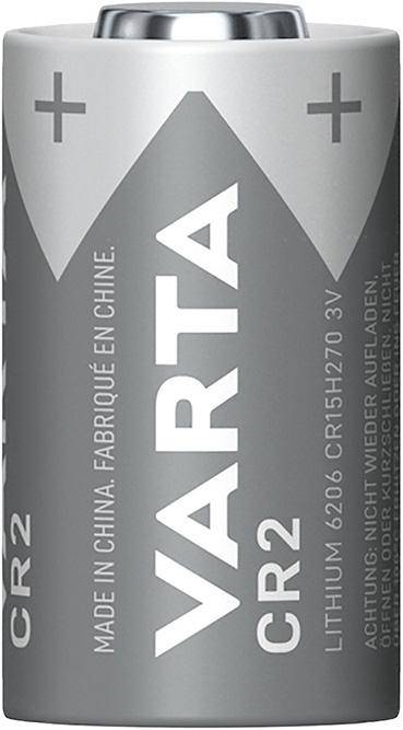 Eine graue CR2-Lithiumbatterie mit beschrifteten Plus- und Minuspolen, auf der 'VARTA', 'CR2' und 'MADE IN CHINA' vermerkt sind.