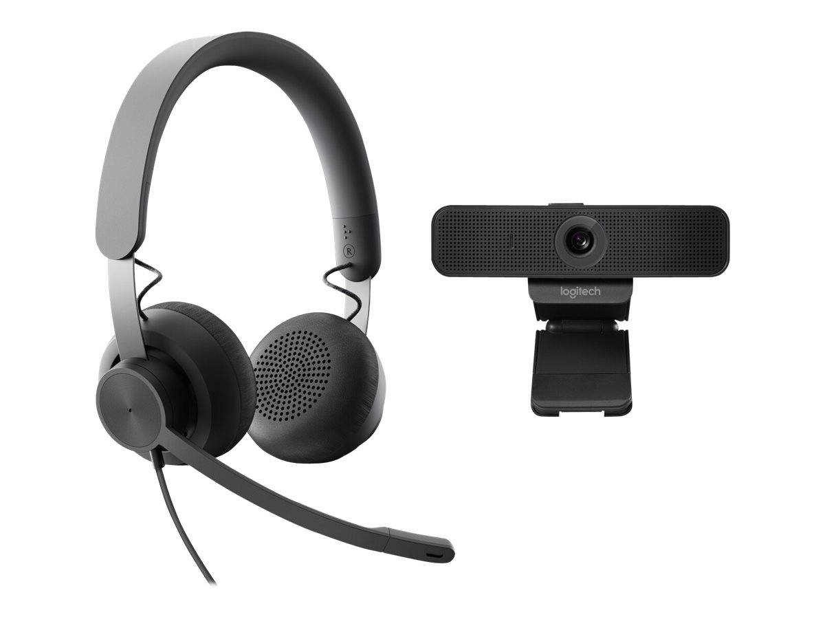 Schwarzes Over-Ear-Headset mit Boom-Mikrofon neben einer Logitech-Webcam auf weißem Hintergrund.