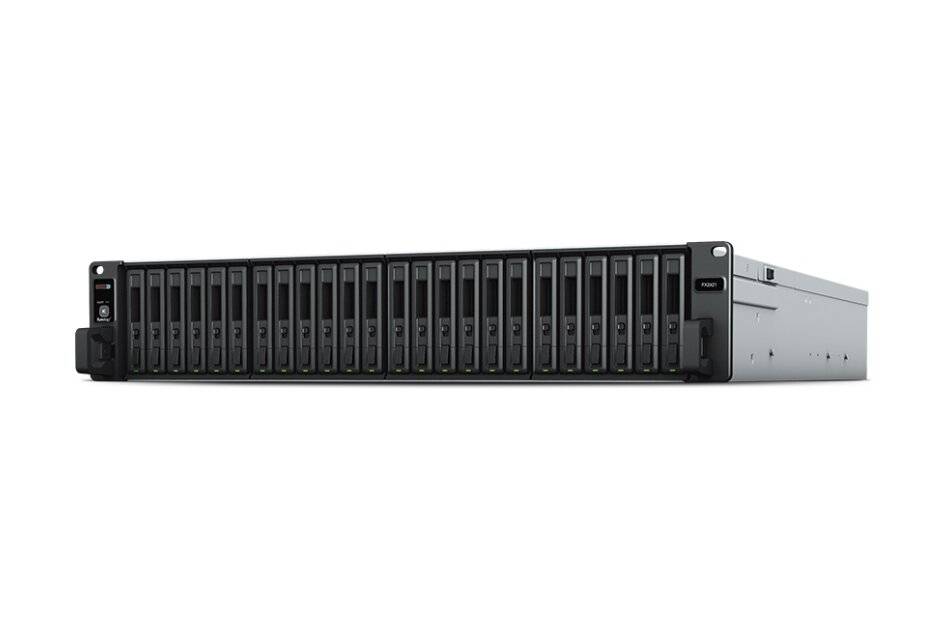 Frontansicht eines Rack-Mount-Speicherservers mit vielen Hot-Swap-Festplattenschächten und einem silbernen Gehäuse auf weißem Hintergrund.