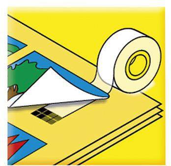 Eine Rolle durchsichtiges Klebeband versiegelt eine gefaltete Papierkante auf einer gelben Oberfläche mit teilweise sichtbarem Foto oder Karte darunter.