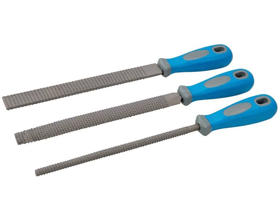 Drei Metallfeillen mit blauen Griffen, jede mit einer unterschiedlich geformten Feile: flach, halbmundrund und rund, zum Formen von Holz oder Metall.