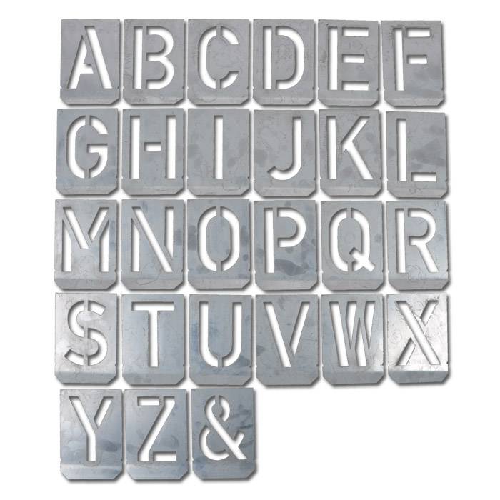 Graue Schablonen-Stil-Kacheln, die das Alphabet von A bis Z und ein Ampersand-Zeichen zeigen, angeordnet in Reihen auf weißem Hintergrund.