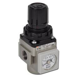 Ein kleiner Industriedruckregler mit einem schwarzen Einstellknopf und einem Druckmanometer, das Werte in MPa anzeigt.