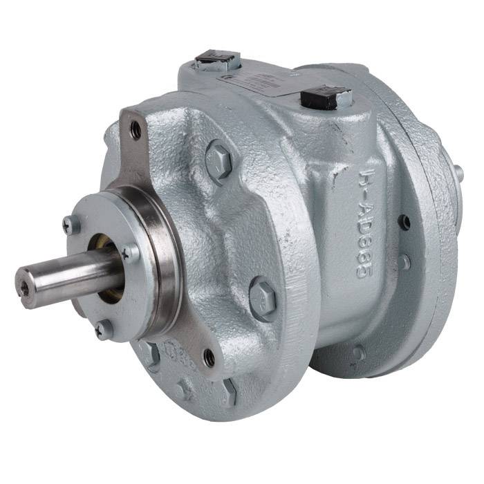 Industrielle Hydraulikpumpe oder -motor mit vorstehender Welle, dargestellt in silbernem Metallgehäuse auf weißem Hintergrund.