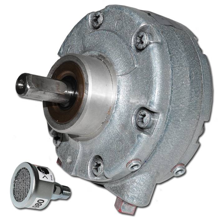Industrieller Metallzahnradmotor mit vorstehender Welle, dargestellt mit einer kleinen gewindelten Sensor- oder Filterkomponente daneben auf weißem Hintergrund.